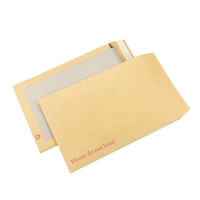 Envelope de cartão C4 de cartão cinza com papel Kraft marrom