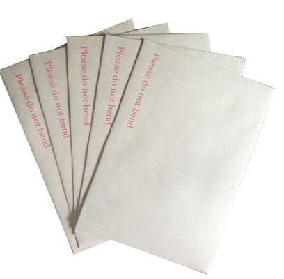 Envelope de cartão C4 de cartão cinza com papel Kraft marrom