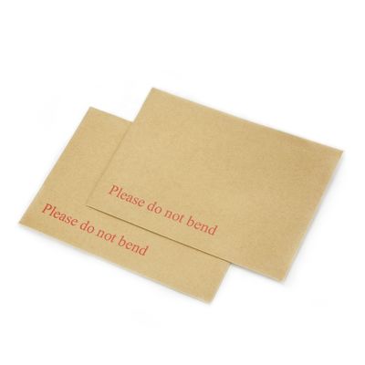 Envelope de cartão C4 de cartão cinza com papel Kraft marrom