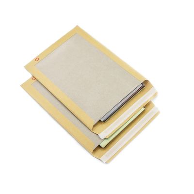 Envelope de cartão C4 de cartão cinza com papel Kraft marrom