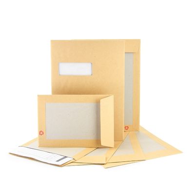 Envelope de cartão C4 de cartão cinza com papel Kraft marrom